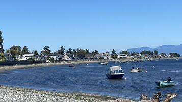 靠近海滩、沙滩椅、沙滩毛巾