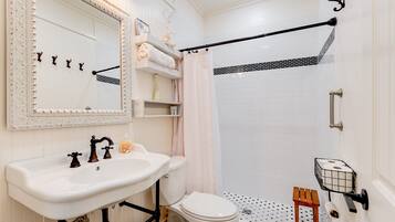 Suihku, hiustenkuivaaja, pyyhkeet, saippua