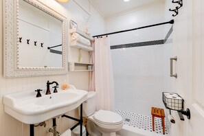 تجهيزات دش، مجففات شعر، مناشف، صابون