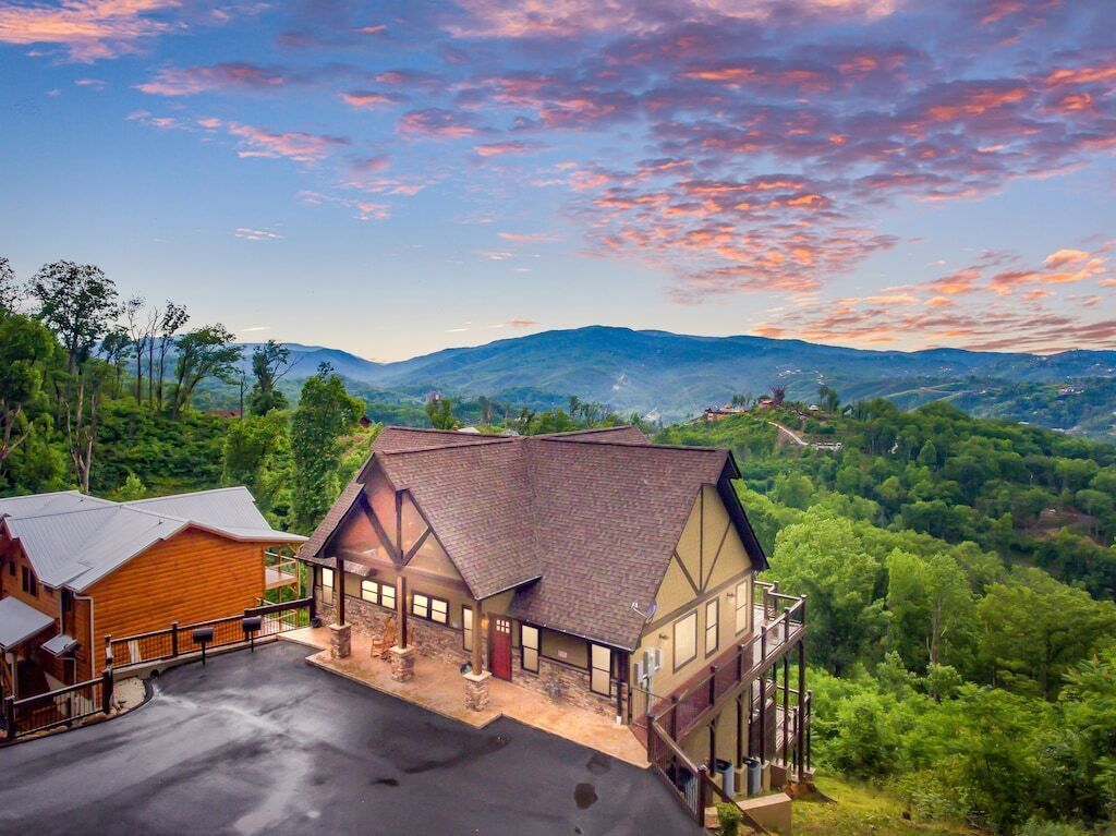 Gorgeous Luxury Lodge, Spectacular Views - FIRE PIT + 2 Hot tubs!