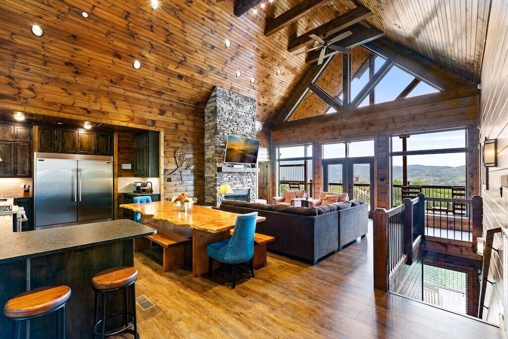 Gorgeous Luxury Lodge, Spectacular Views - FIRE PIT + 2 Hot tubs!