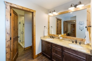 Combined shower/bathtub, hair dryer, towels - Special Discounts!  Family Escape! (Gatlinburg)