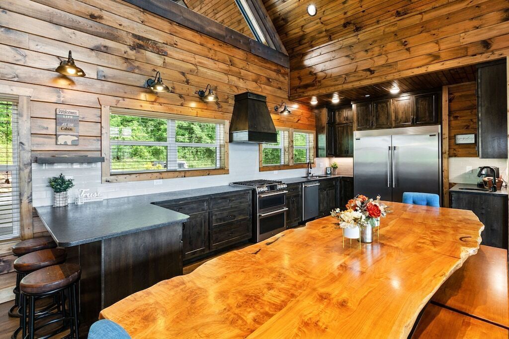 Gorgeous Luxury Lodge, Spectacular Views - FIRE PIT + 2 Hot tubs!