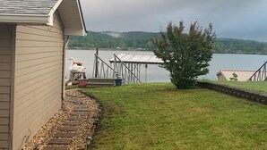 Una casa con vista a un lago y un muelle.