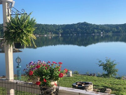 New to VRBO. Lakefront, fishing and swim dock.   Cabin fully equipped very comfy