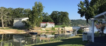 New to VRBO. Lakefront, fishing and swim dock.   Cabin fully equipped very comfy