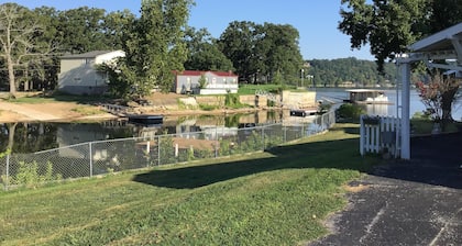 New to VRBO. Lakefront, fishing and swim dock. Cabin fully equipped very comfy
