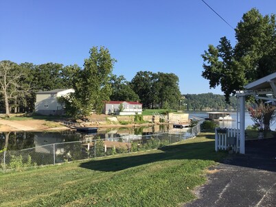 New to VRBO. Lakefront, fishing and swim dock. Cabin fully equipped very comfy