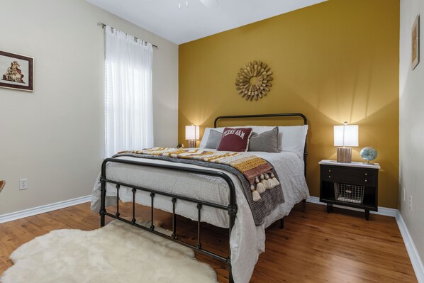 3 bedrooms, iron/ironing board, WiFi, bed sheets