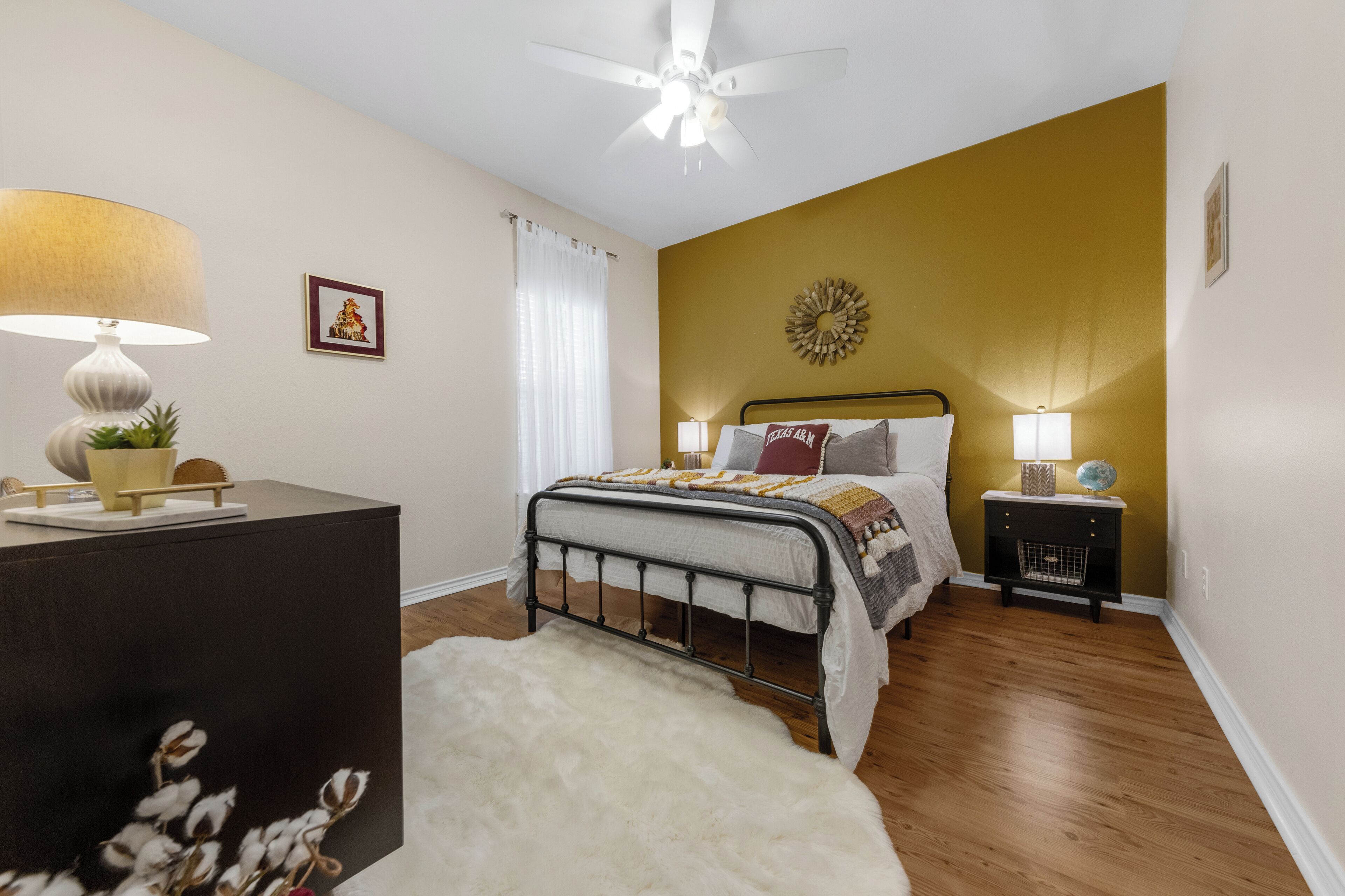 3 bedrooms, iron/ironing board, WiFi, bed sheets