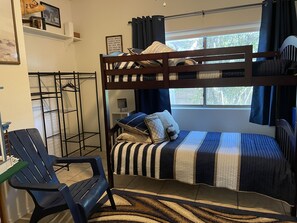 3 chambres, bureau, fer et planche à repasser, lit de bébé portatif