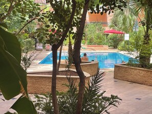 Una piscina al aire libre
