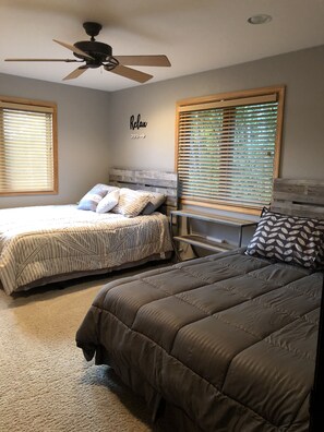 4 bedrooms, desk, WiFi