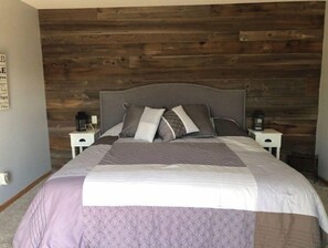4 bedrooms, desk, WiFi