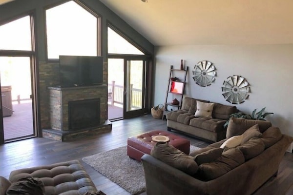 Een smart-tv en een open haard