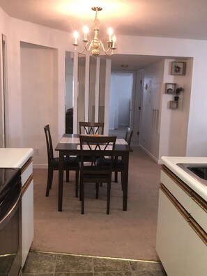 Dining - Family size condo- 7min to the Beach (Surfside Beach)