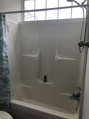 Combined shower/bathtub - Family size condo- 7min to the Beach (Surfside Beach)