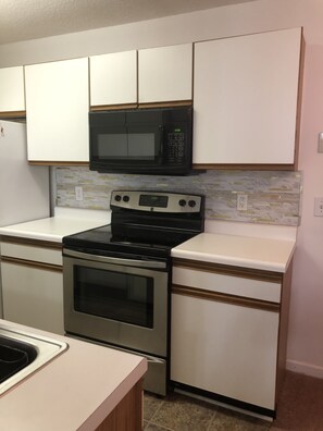 Private kitchen - Family size condo- 7min to the Beach (Surfside Beach)