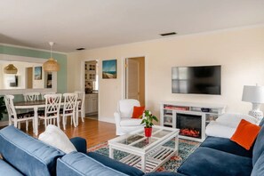 Smart TV, chimenea, libros y monitor de computadora 