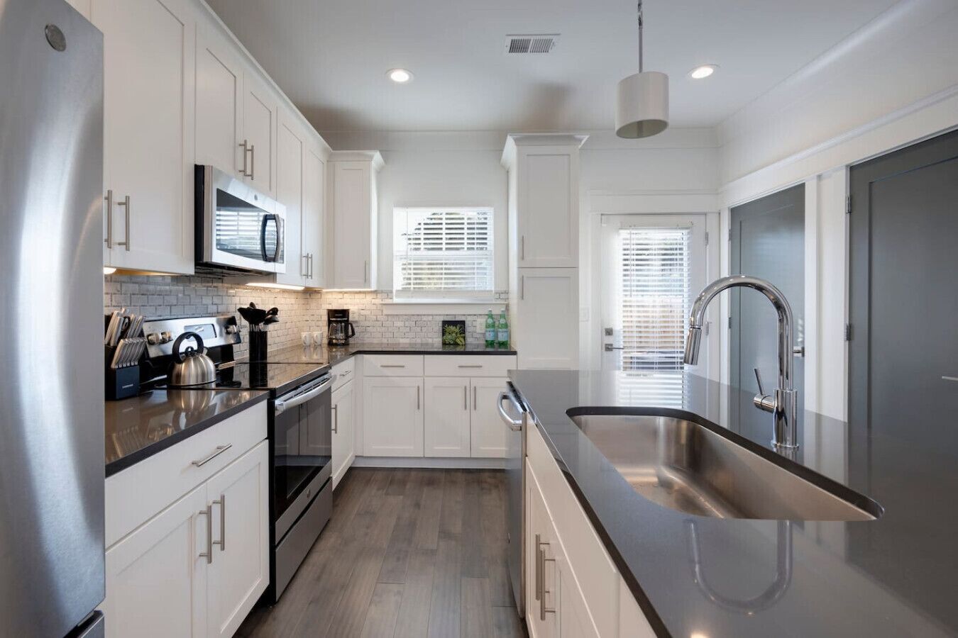 雪櫃、微波爐、焗爐、爐具