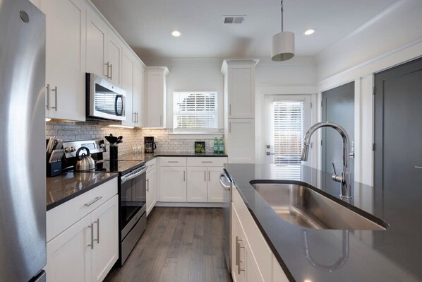 Refrigerador, microondas, horno, placa de cocina