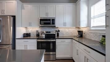 冰箱、微波炉、烤箱、炉灶