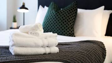 3 bedrooms, desk, iron/ironing board, travel cot