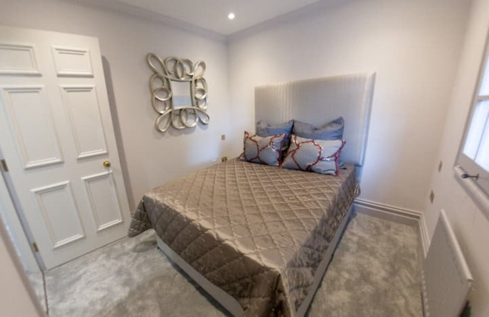 8 chambres, coffres-forts dans les chambres, bureau
