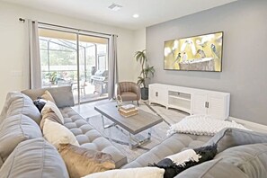 Smart TV, fireplace, table tennis - Bright 5BR House Private Pool Near Disney Park (Kissimmee)