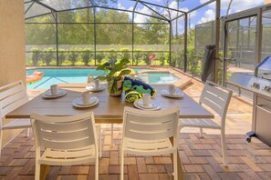 Outdoor dining - Bright 5BR House Private Pool Near Disney Park (Kissimmee)