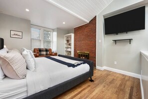 3 habitaciones, ropa de cama de alta calidad y escritorio