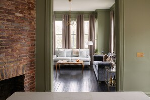 TV - The Juliette - Luxury Victorian Residence (Charleston)