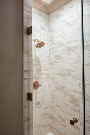 Douche, sèche-cheveux, serviettes fournies