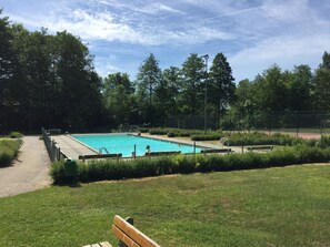 Outdoor pool, a heated pool - Wonderful house with new kitchen in beautiful nature and close to activities (Skåne län)