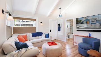 Smart TV, libros y estéreo