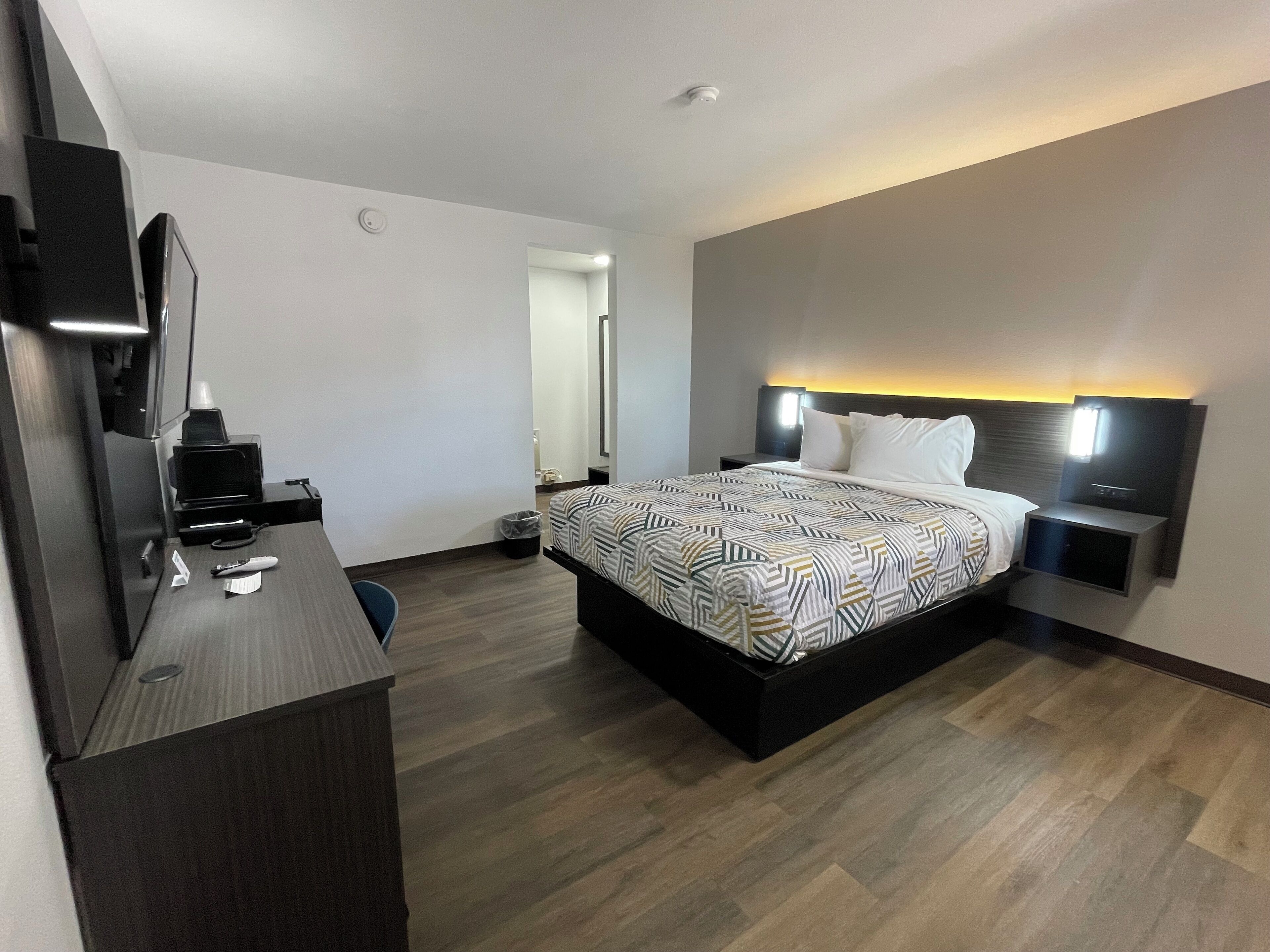 遮光窗帘、免费 WiFi、床单