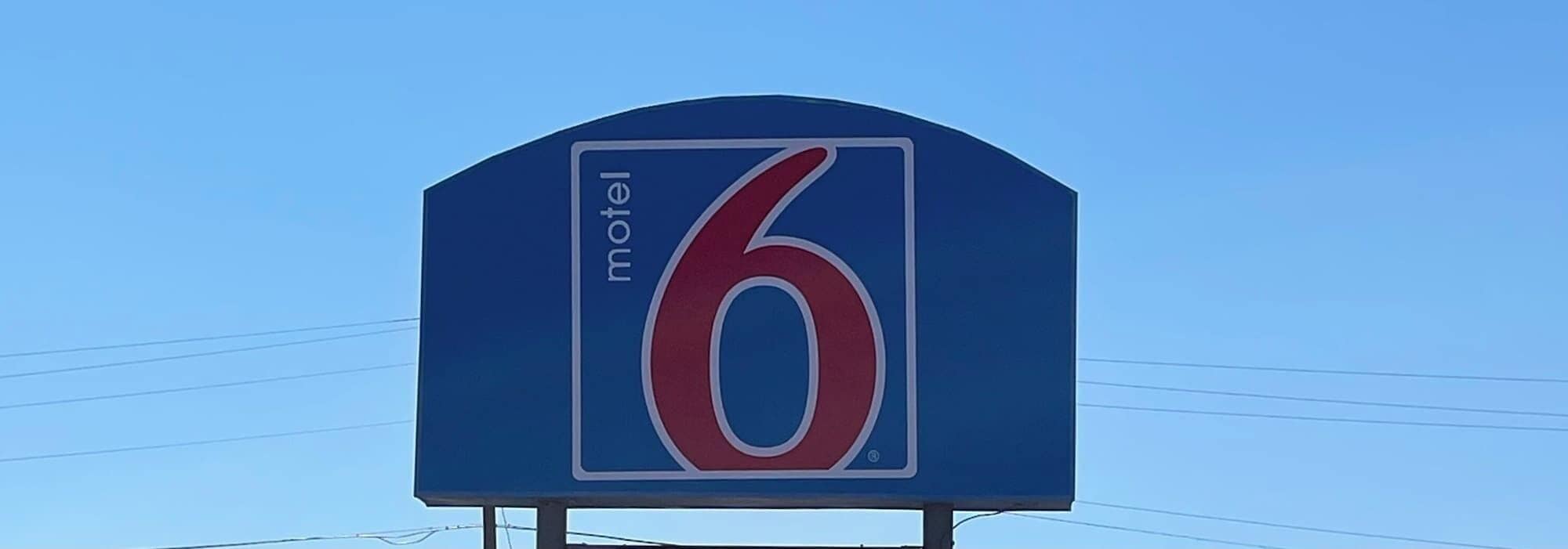 Señal de motel con el número 6.