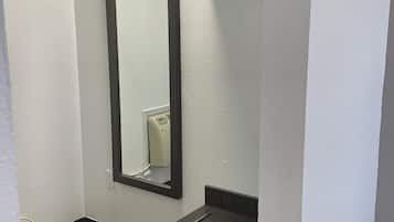 遮光カーテン、WiFi (無料)、ベッドシーツ