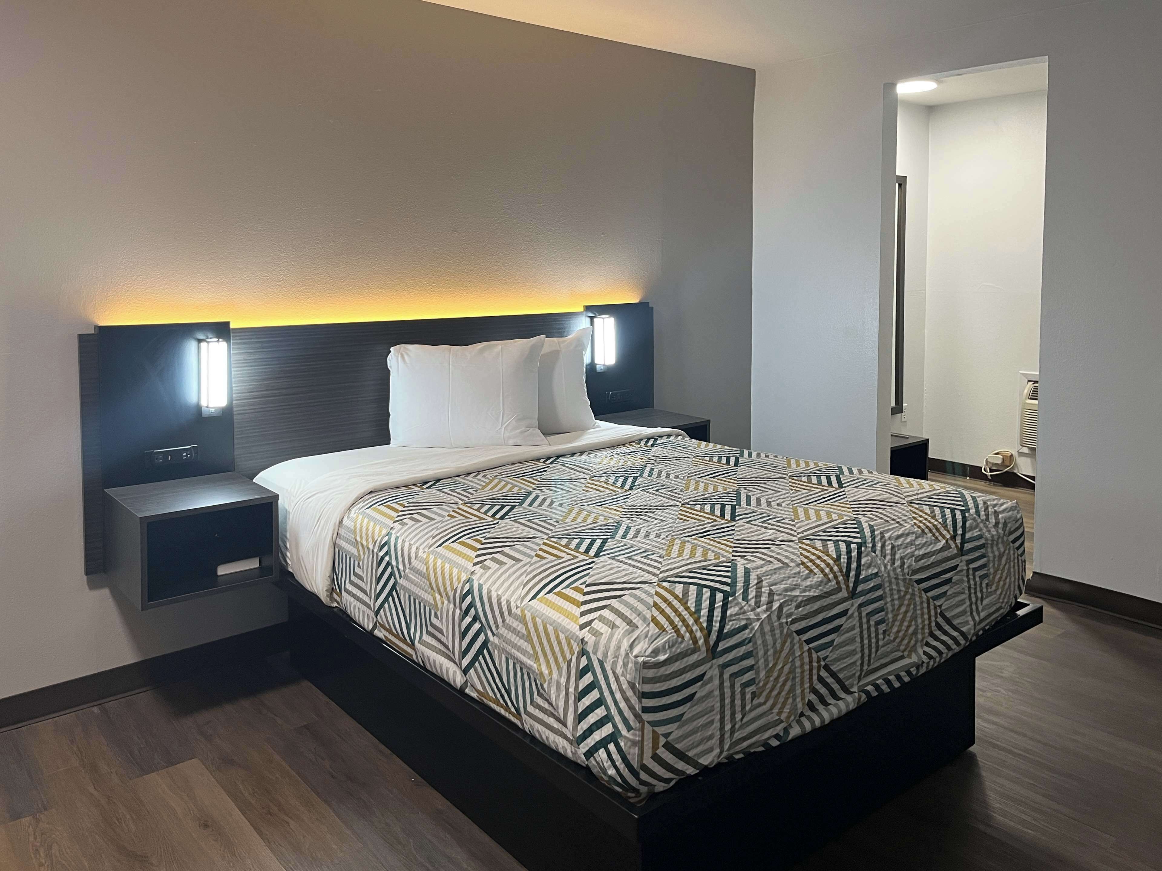 Blackout drapes, free WiFi, bed sheets