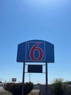 BBQ/picnic area - Motel 6 Artesia, NM (Artesia)