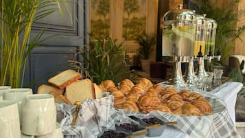 Daily continental breakfast (MXN 280 per person)