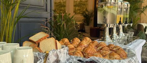 Continental breakfast on weekends (MXN 280 per person)