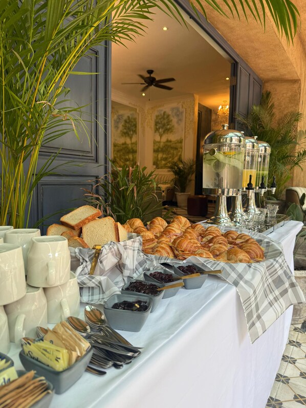 Petit déjeuner continental servi les week-ends (280 MXN par personne)
