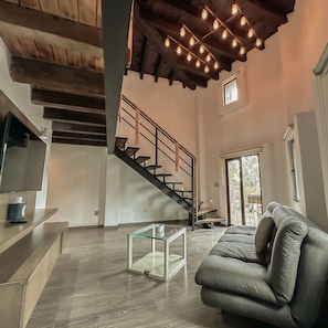 Loft panorámico | Área de sala de estar | Smart TV de 40 pulgadas con canales digitales y televisión