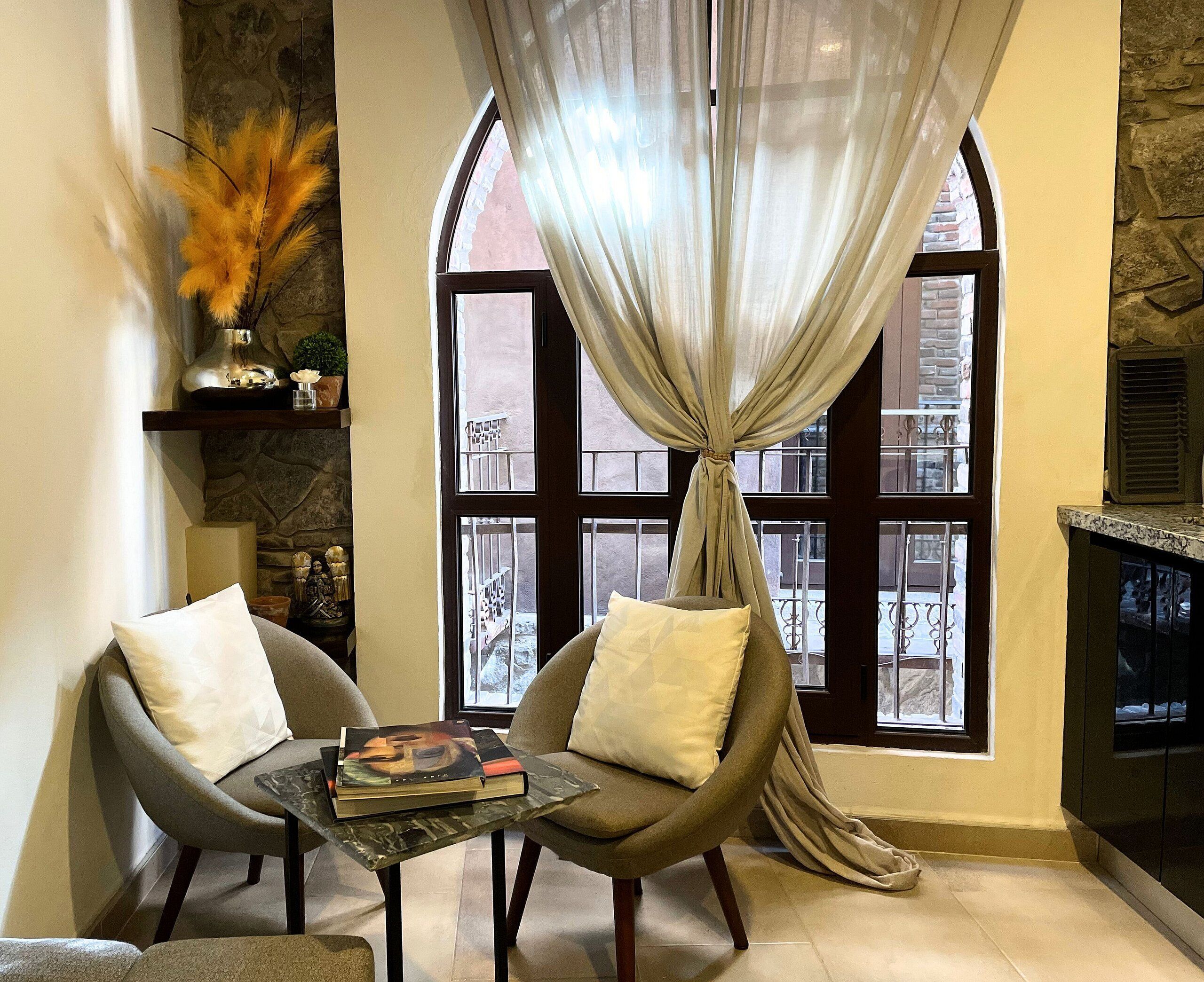 Comfort-loftsværelse | Opholdsområde | 40-tommers smart-tv med digitale kanaler, tv