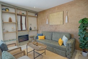 Traditional-Apartment | Wohnbereich | 40-Zoll-Smart-TV mit Digitalempfang, Fernseher