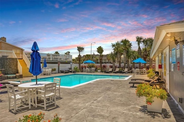 Gorgeous pool to relax