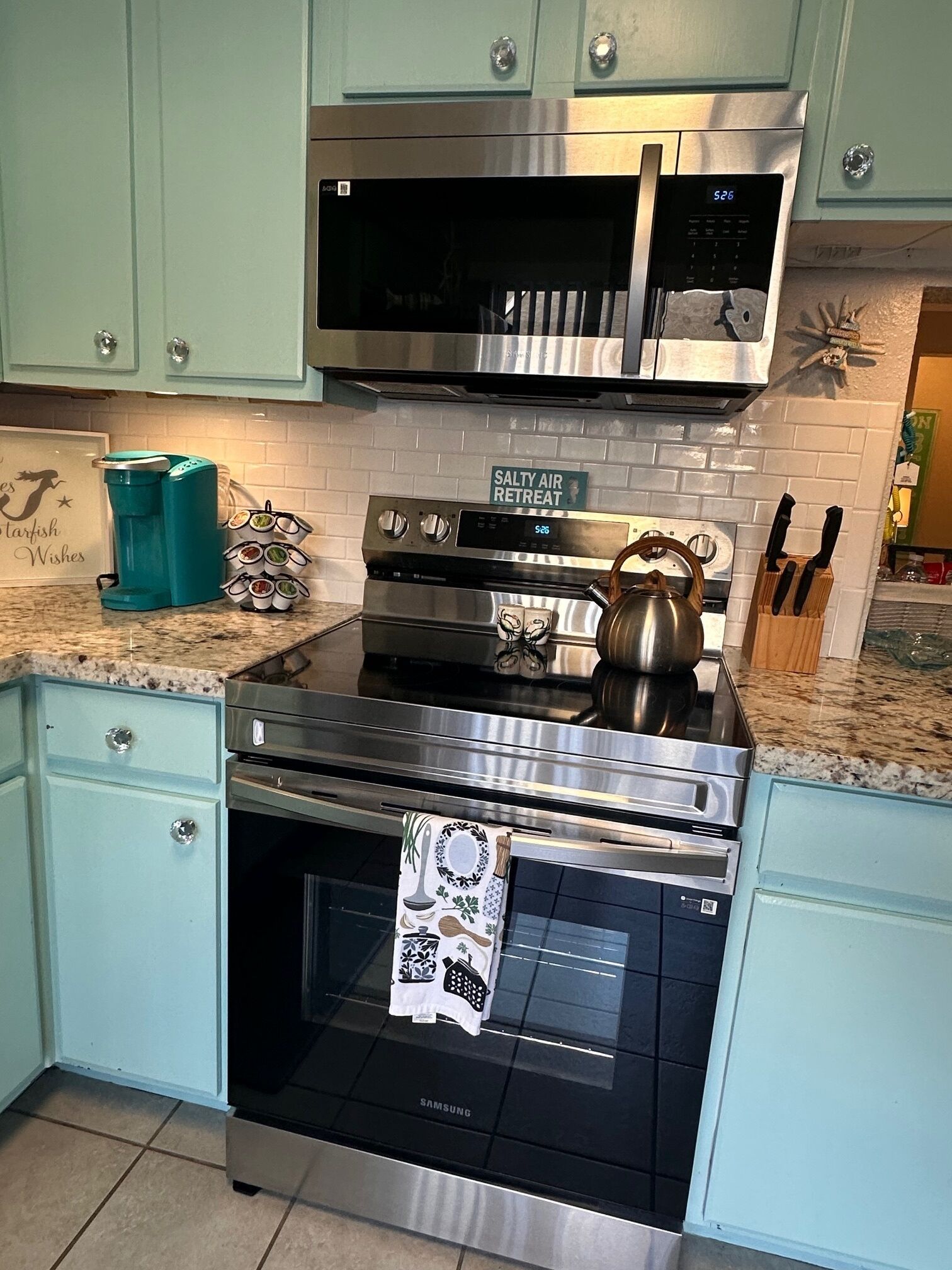 Refrigerador, microondas, horno y parrilla de estufa 