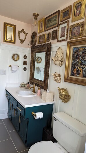 Duschwanne, Haartrockner, Handtücher, Seife