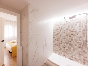Shower, hair dryer, towels - Princesa - Holiday Apartment Rental in Girona | Bravissimo (Girona)